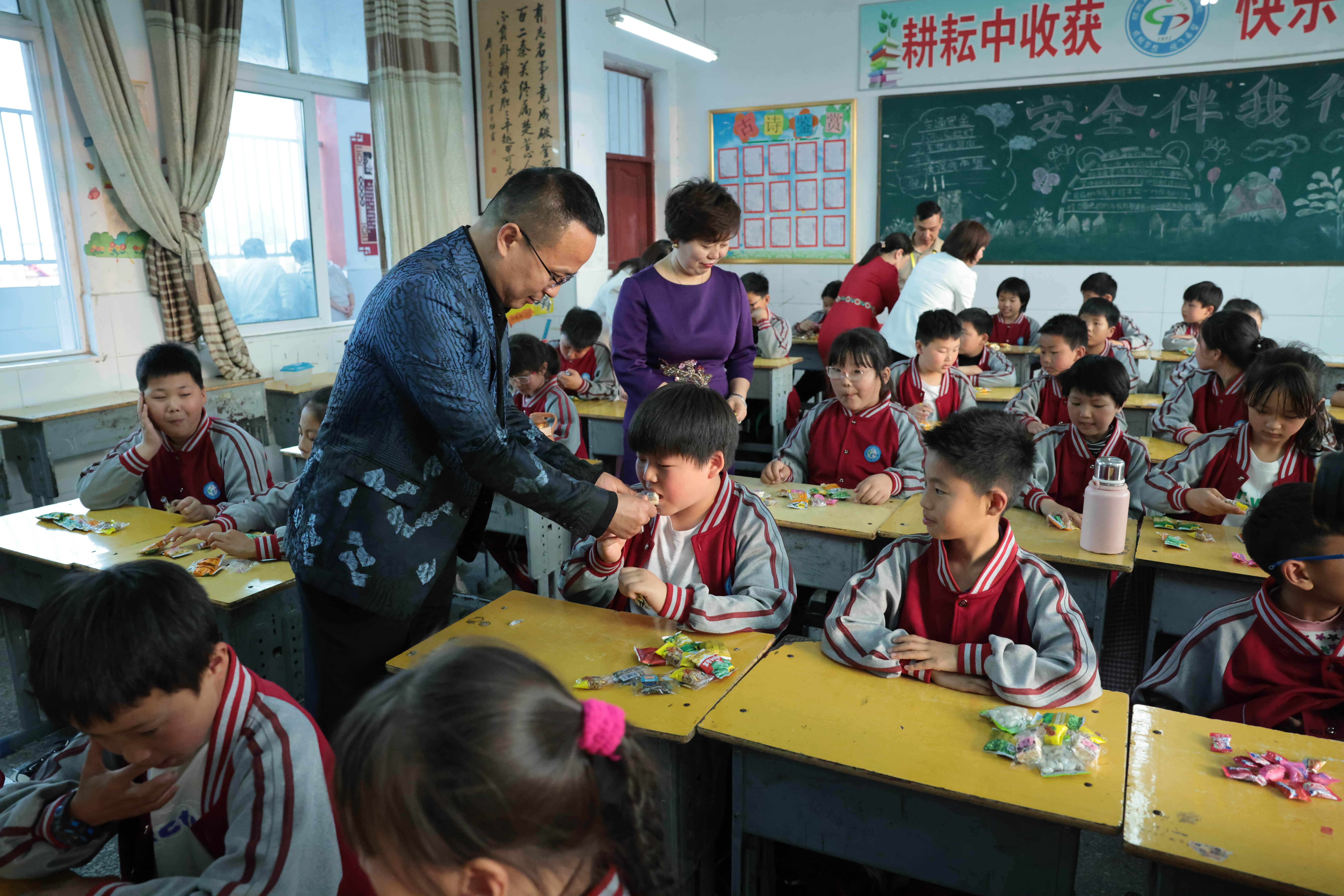 在爱意的“双向奔赴”中丨第249所押球官方网站公益学校揭牌