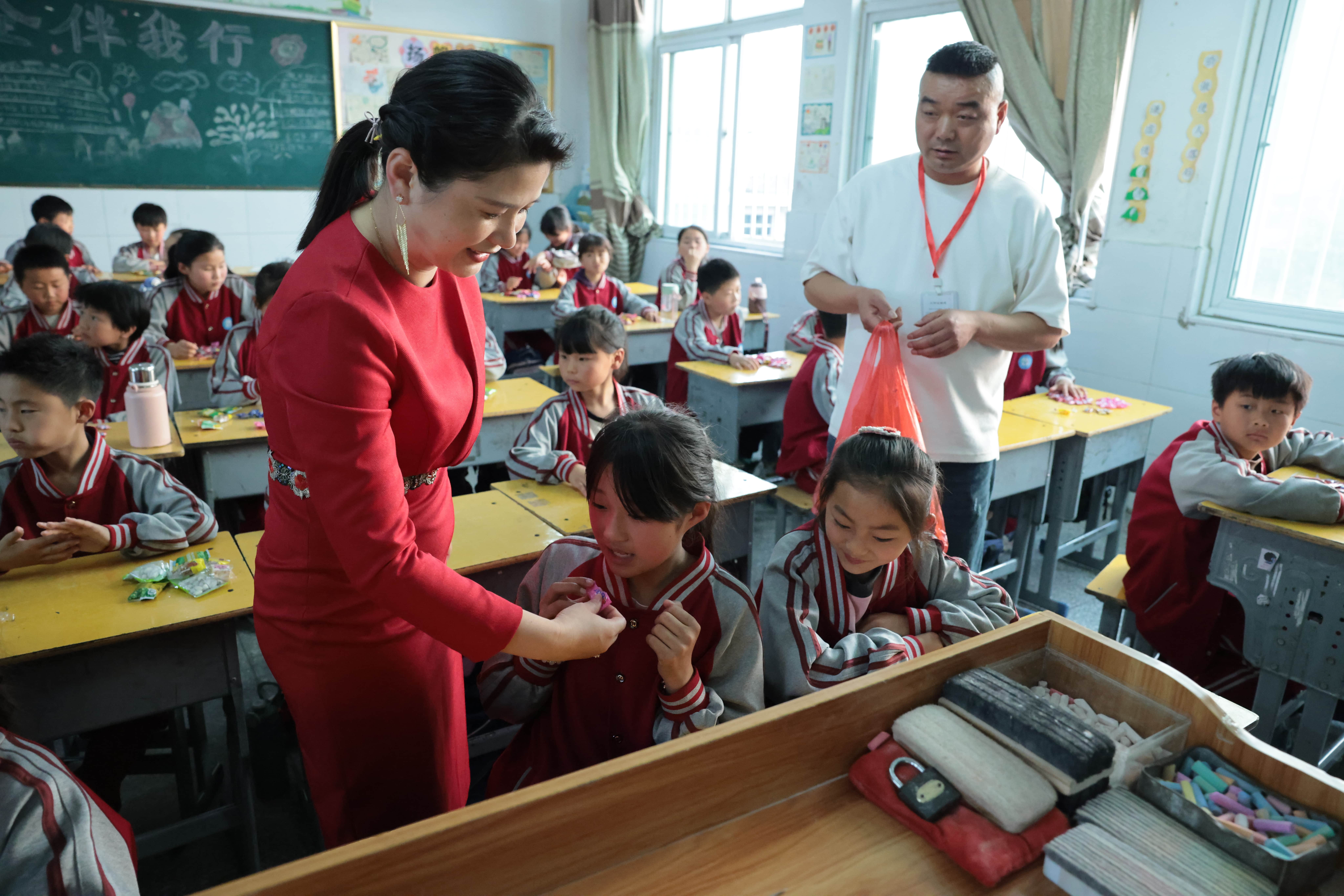 在爱意的“双向奔赴”中丨第249所押球官方网站公益学校揭牌